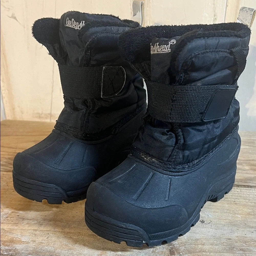 Size 8 One Step Ahead Black Winter Boots with Velcro Strap. Snow, ice.